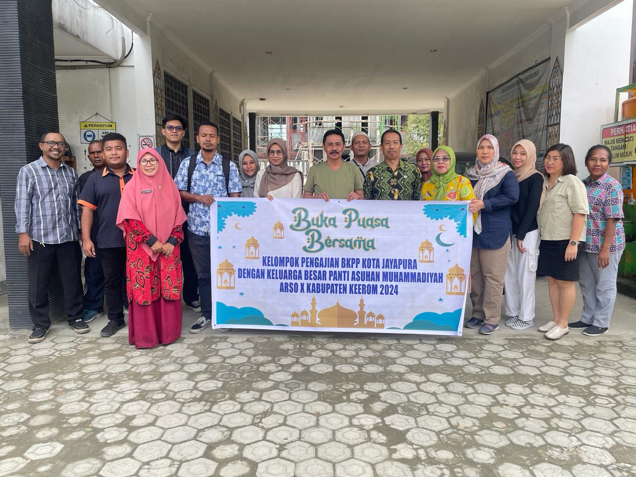 Kepala BKPP Kota Jayapura, Dr. Robert J. Betaubun, S.Pd., MM (tengah) foto bersama Kelompok Pengajia